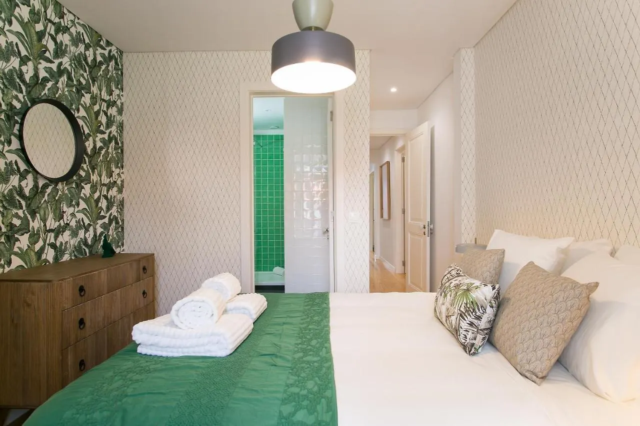 Lisbon Luxury Retreat! 2 Suites, Balcony & Views!!