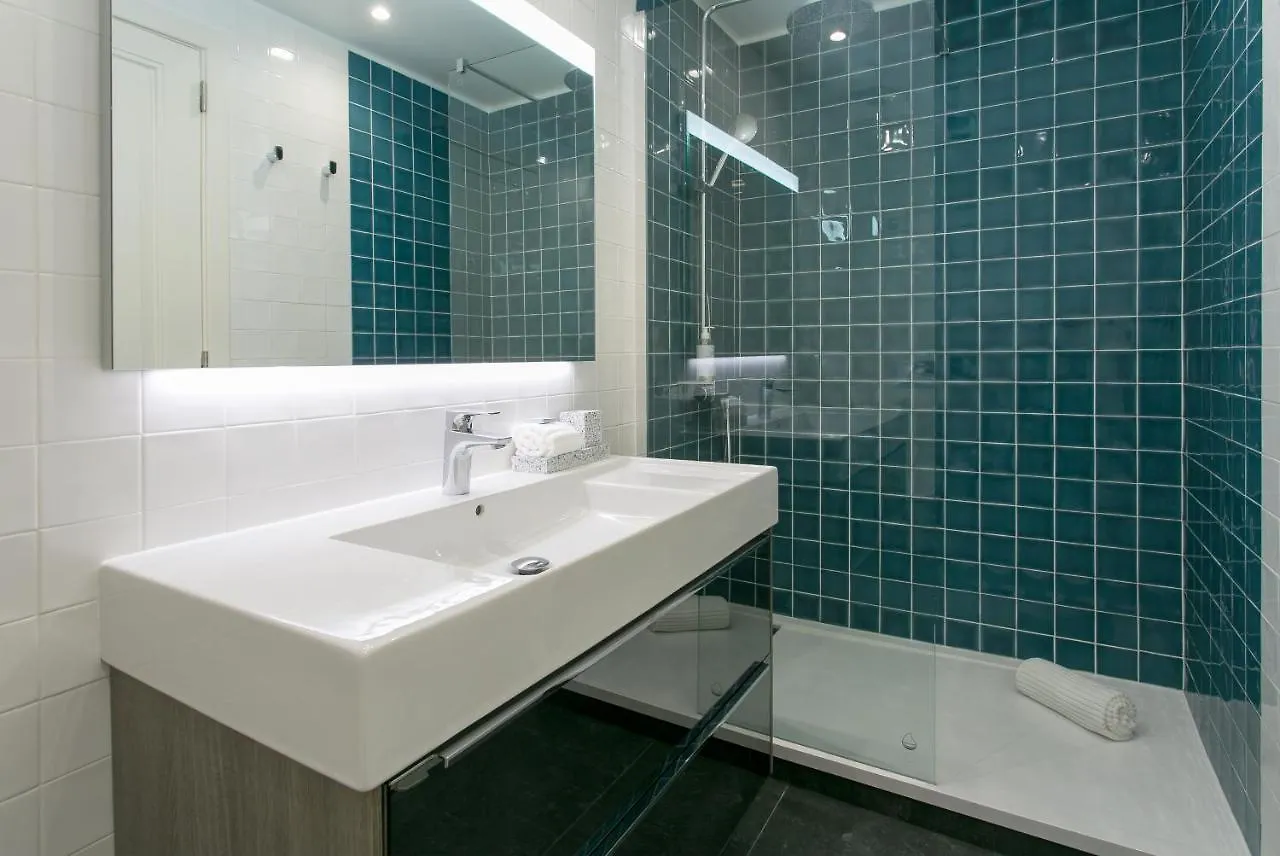 Daire Lisbon Luxury Retreat! 2 Suites, Balcony & Views!!