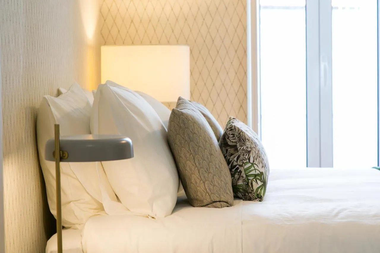 Lisbon Luxury Retreat! 2 Suites, Balcony & Views!! 0*,  Portekiz