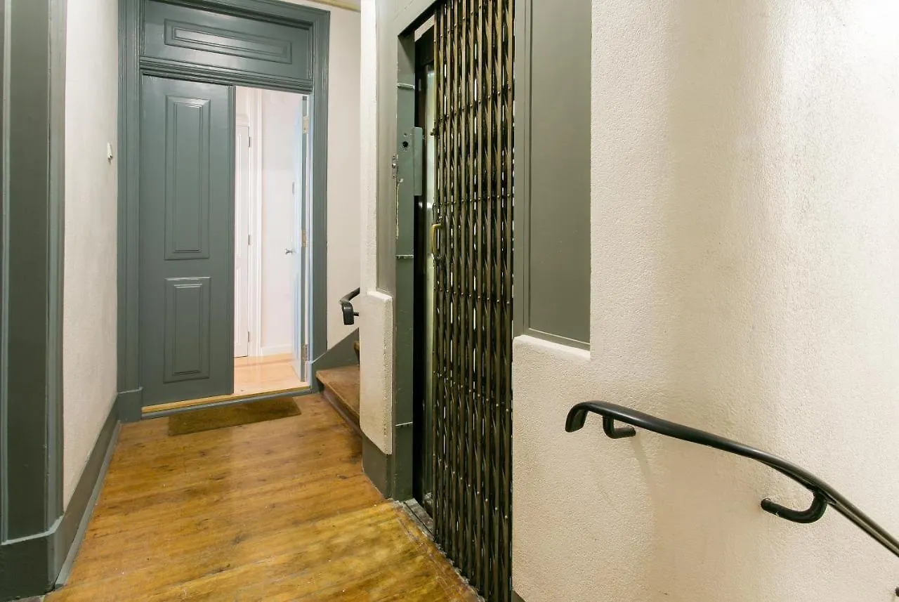 Lisbon Luxury Retreat! 2 Suites, Balcony & Views!! Daire