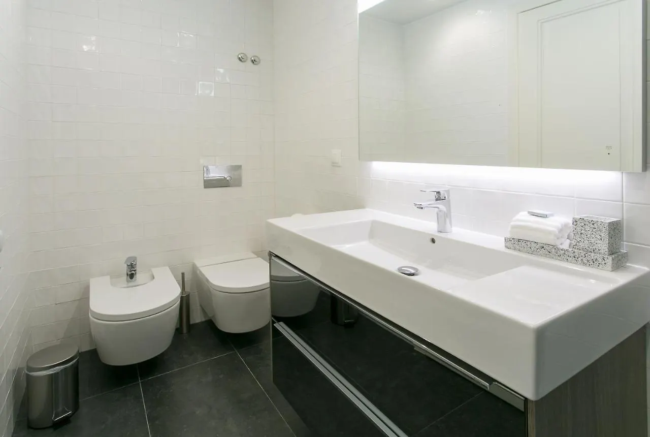 Lisbon Luxury Retreat! 2 Suites, Balcony & Views!!